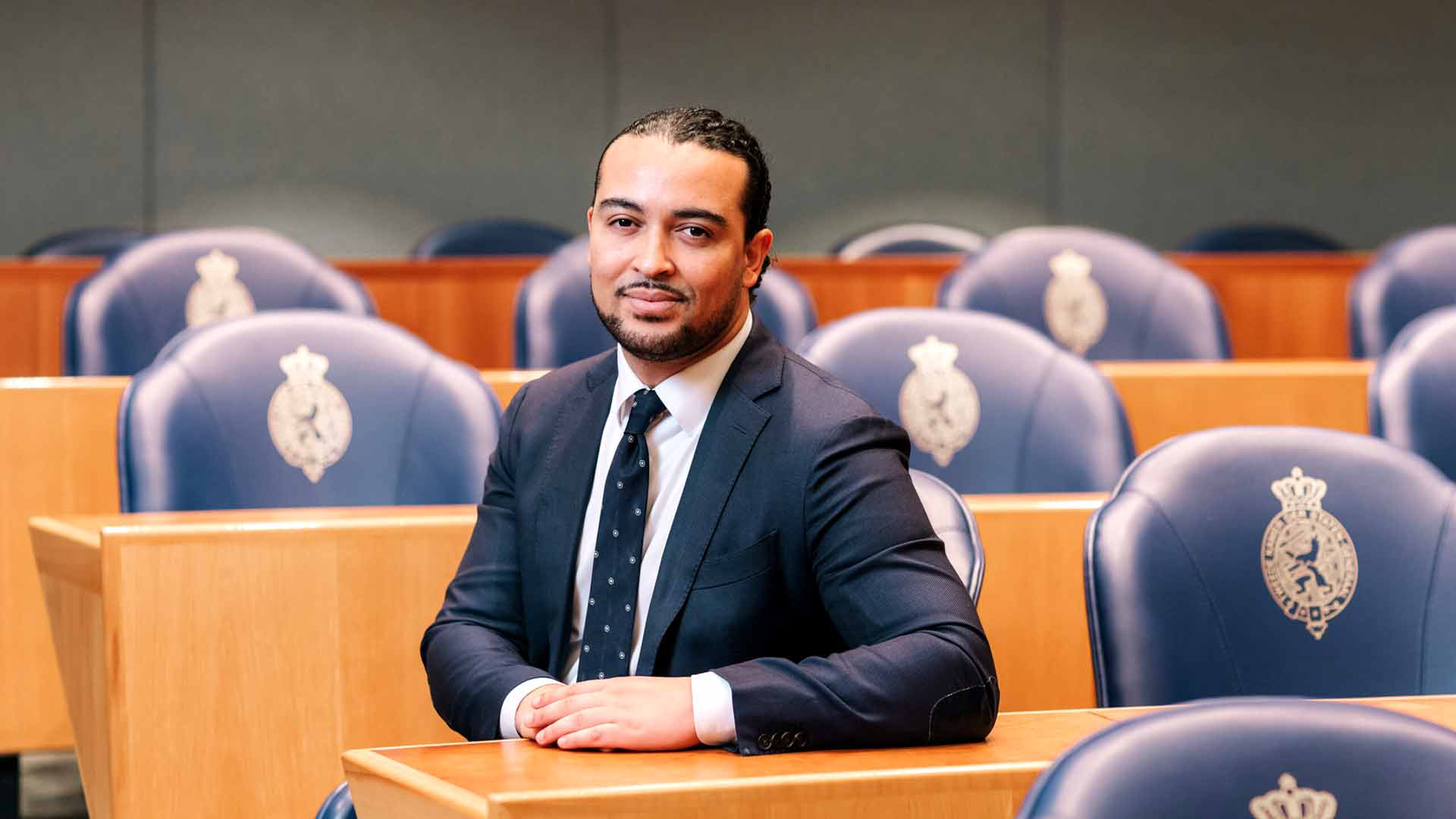 O deputado neerlandês Don Ceder no Parlamento neerlandês