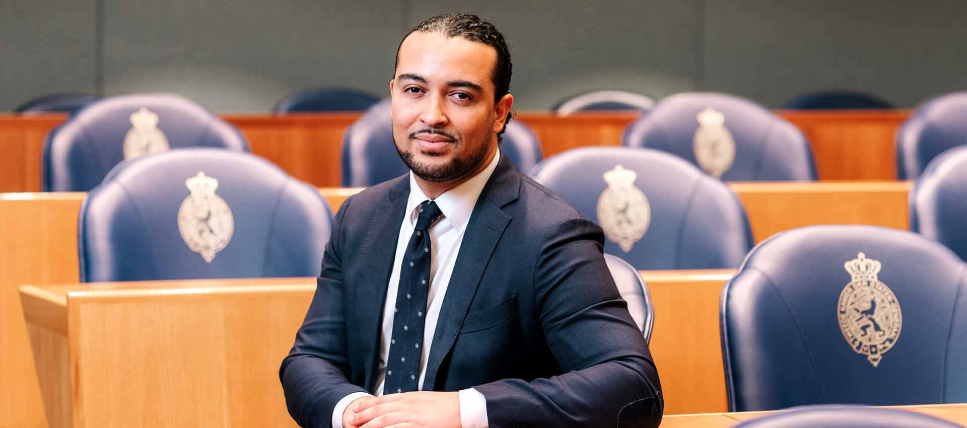 O deputado neerlandês Don Ceder no Parlamento neerlandês